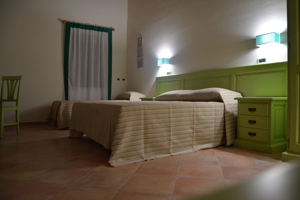 Minibar, caja de seguridad en la habitación y escritorio