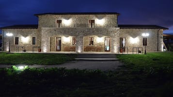 Facciata della struttura - sera/notte