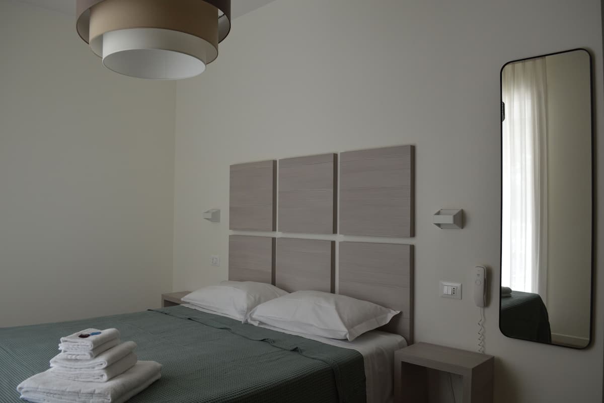 Superior kamer, 1 twee- of 2 eenpersoonsbedden | 1 slaapkamer, luxe beddengoed, een kluis op de kamer