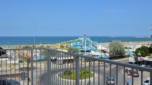 Zona costera con parque acuático, playa y una glorieta de tráfico.