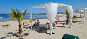 Pantai pribadi di sekitar, kursi berjemur, dan payung pantai