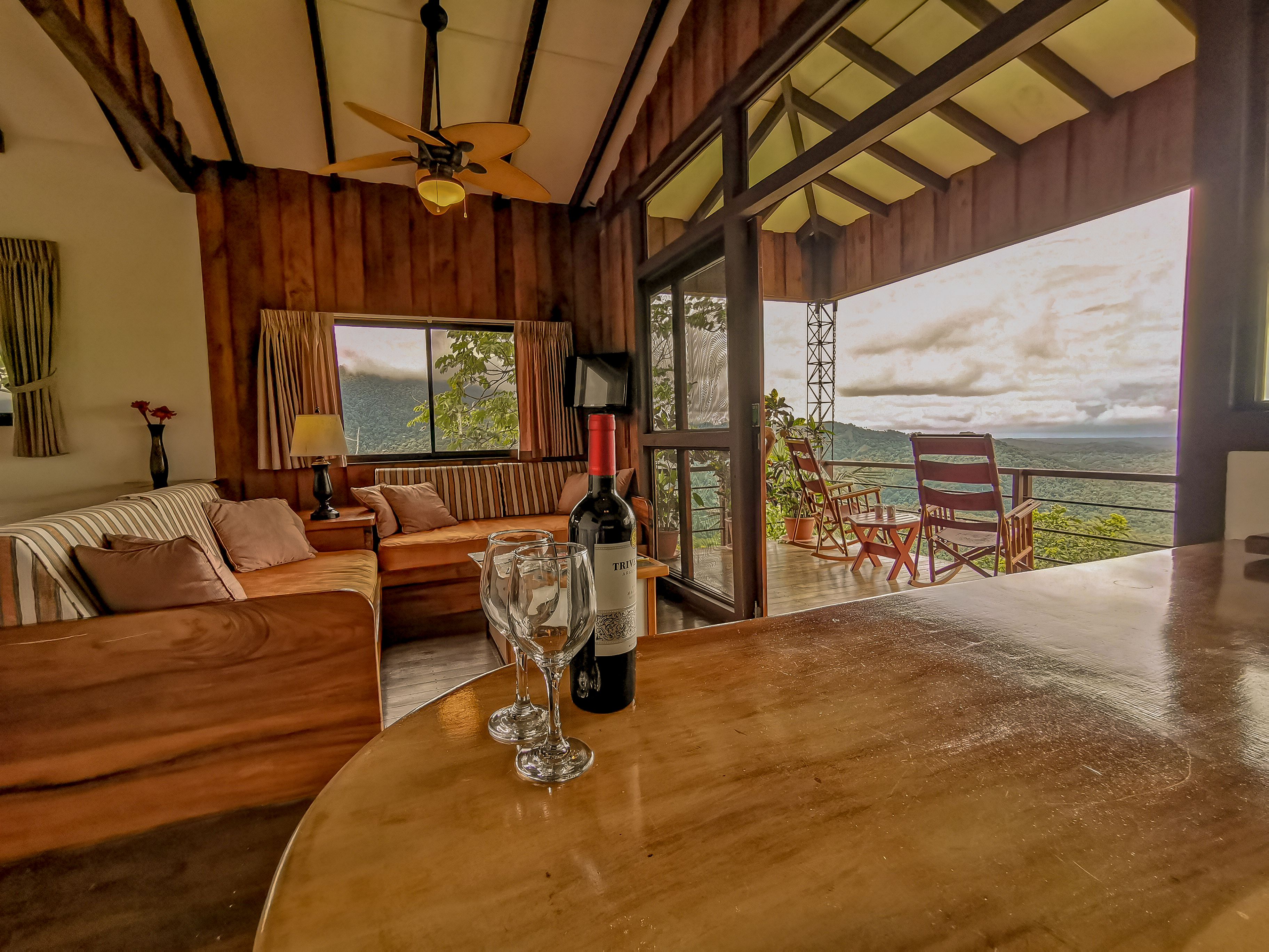 华丽平房, 1 间卧室, 阳台, 山景 | 客厅 | 32-英寸电视（配备有线频道）