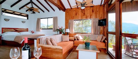 Bungalow Deluxe - 1 sovrum - balkong - utsikt mot bergen | Vardagsrum | 32-tums tv med kabelkanaler