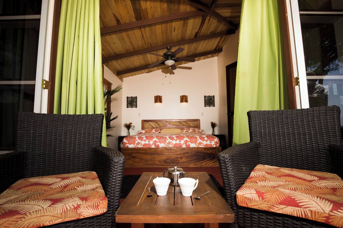Villa Laurel | In-room safe, bed sheets