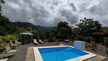 室外游泳池,09:00 至 18:00 开放,日光浴躺椅