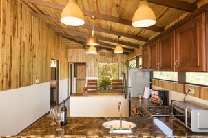 家庭独立别墅, 2 间卧室, 简易厨房, 部分海景 | 私人厨房 | 大冰箱、微波炉、炉灶、茶具/咖啡用具