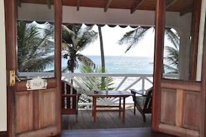 Ropa de cama de alta calidad y caja de seguridad en la habitación