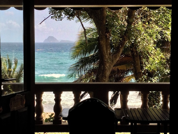 Quarto casal romântico, 1 cama Queen, sacada, de frente para a praia | Terraço/pátio