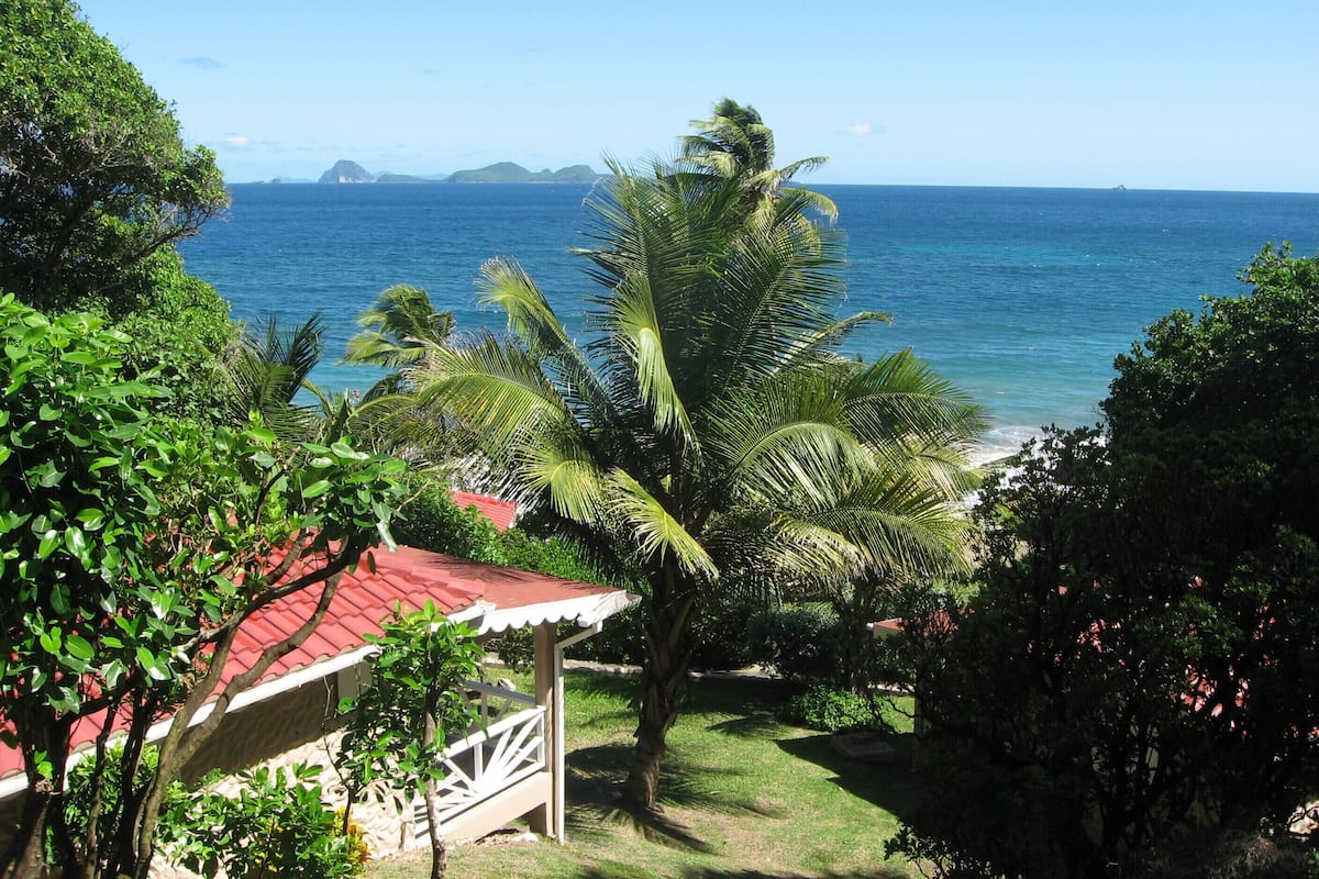 Quarto casal romântico, 1 cama Queen, sacada, vista para o oceano | Roupas de cama premium, cofres nos quartos, escrivaninha, berços grátis