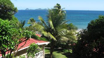 Habitación romántica doble, 1 cama de matrimonio, balcón, vistas al mar | Ropa de cama de alta calidad, caja fuerte, escritorio y cunas gratuitas