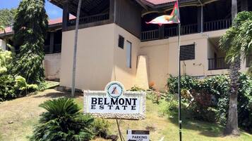 Segnaletica per Belmont Estate, con indicazione della zona parcheggio.