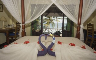 Quarto casal romântico, 1 cama Queen, sacada, de frente para a praia | Roupas de cama premium, cofres nos quartos, escrivaninha, berços grátis