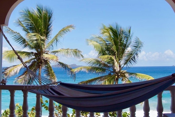 Kamar Double Bulan Madu, 1 Tempat Tidur King, teras, pemandangan pantai (Grenadine) | Teras/patio