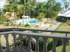 A pool area surrounded by palm trees and a white gazebo. - Hotel Punta Bonita (Las Terrenas)