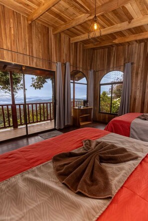Standard Quadruple Room | Individually decorated, individually furnished, bed sheets - Paraíso Quetzal Lodge (Copey)