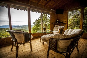 Individually decorated, individually furnished, bed sheets - Paraíso Quetzal Lodge (Copey)