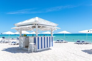 Plage, chaises longues, parasols