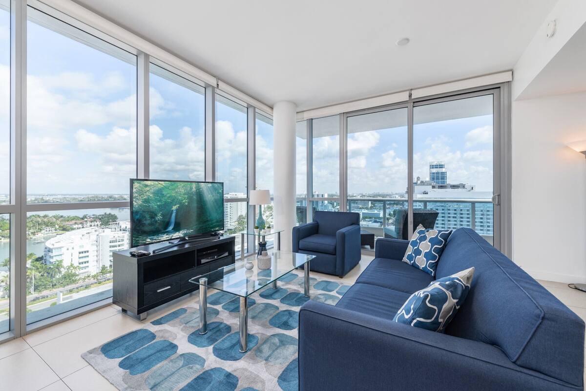 Deluxe Apartment, 1 Bedroom, Bayfront | Living room | 42-inch flat-screen TV with cable channels, TV