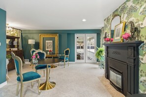 Free daily continental breakfast -  Finlay House Bed and Breakfast Niagara - on - the - Lake (Niagara-on-the-Lake)