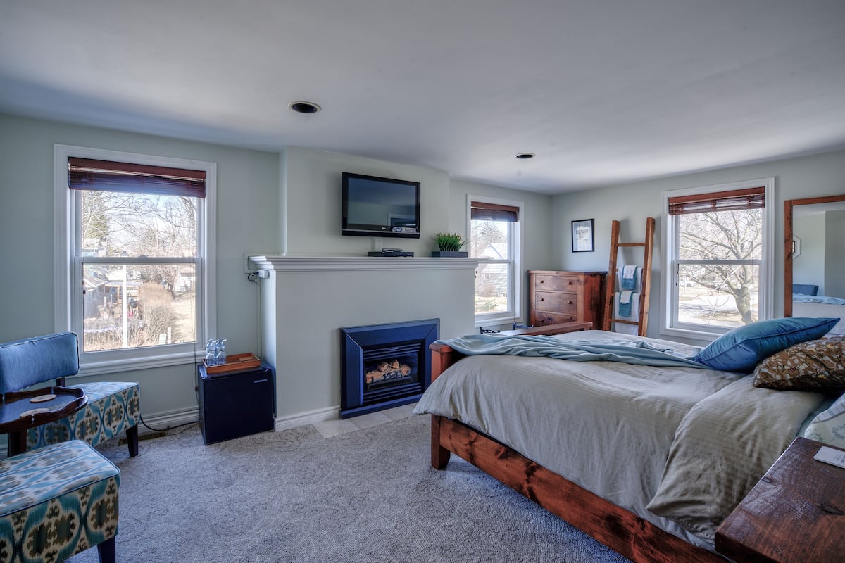 Classic Room (Oscar Wilde) | Premium bedding, rollaway beds, free WiFi, bed sheets
