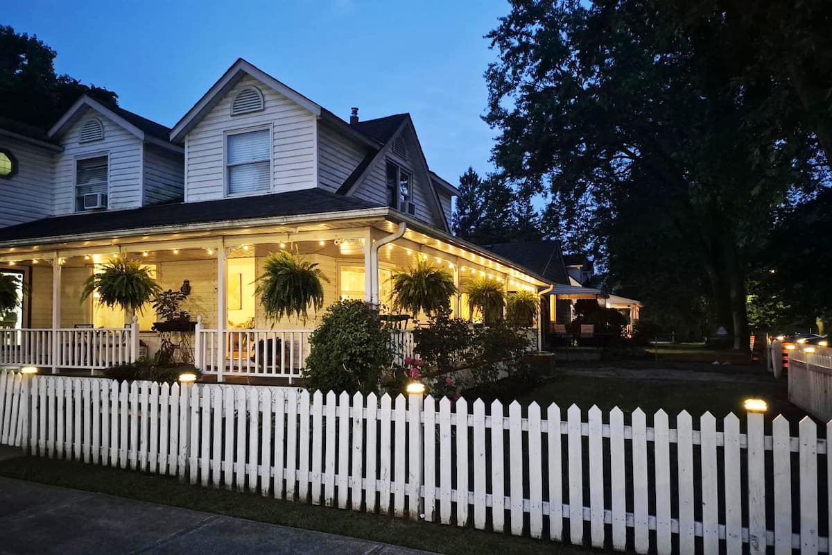 高級寝具、可動式ベッド、WiFi (無料)、ベッドシーツ