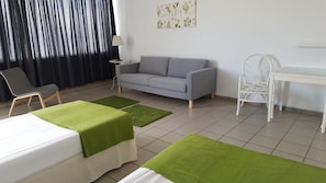 Quarto casal, banheiro compartilhado | Área de estar