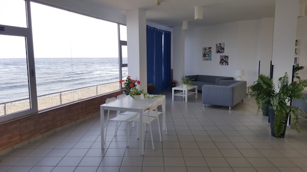 Lobby sitting area - CIW Hostel (Santa Lucia)