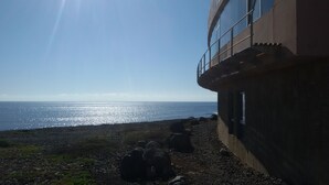 Un bâtiment situé sur la côte, offrant une vue sur la mer.