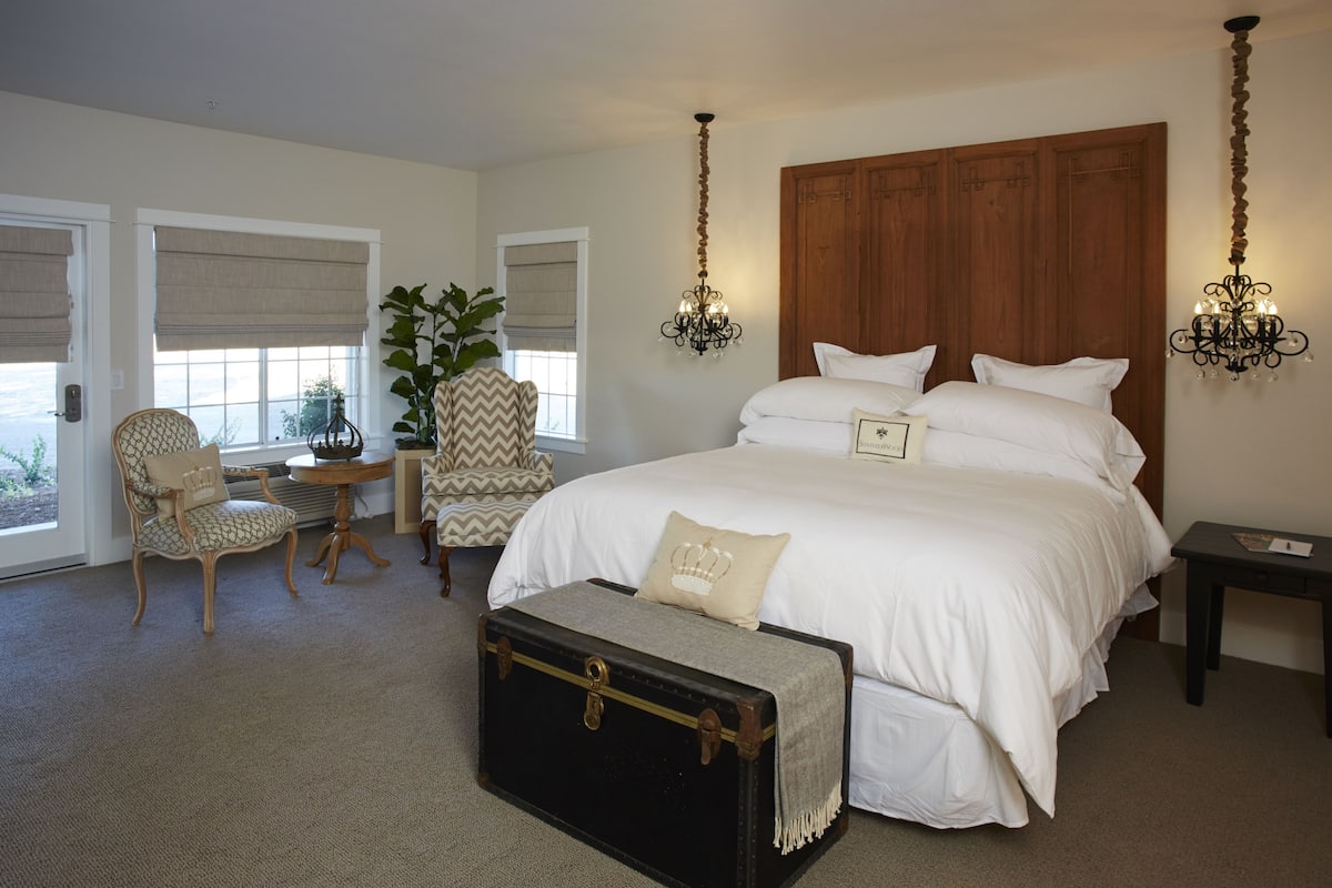 Standard Room, 1 King Bed | Premium bedding, pillowtop beds, individually decorated, desk