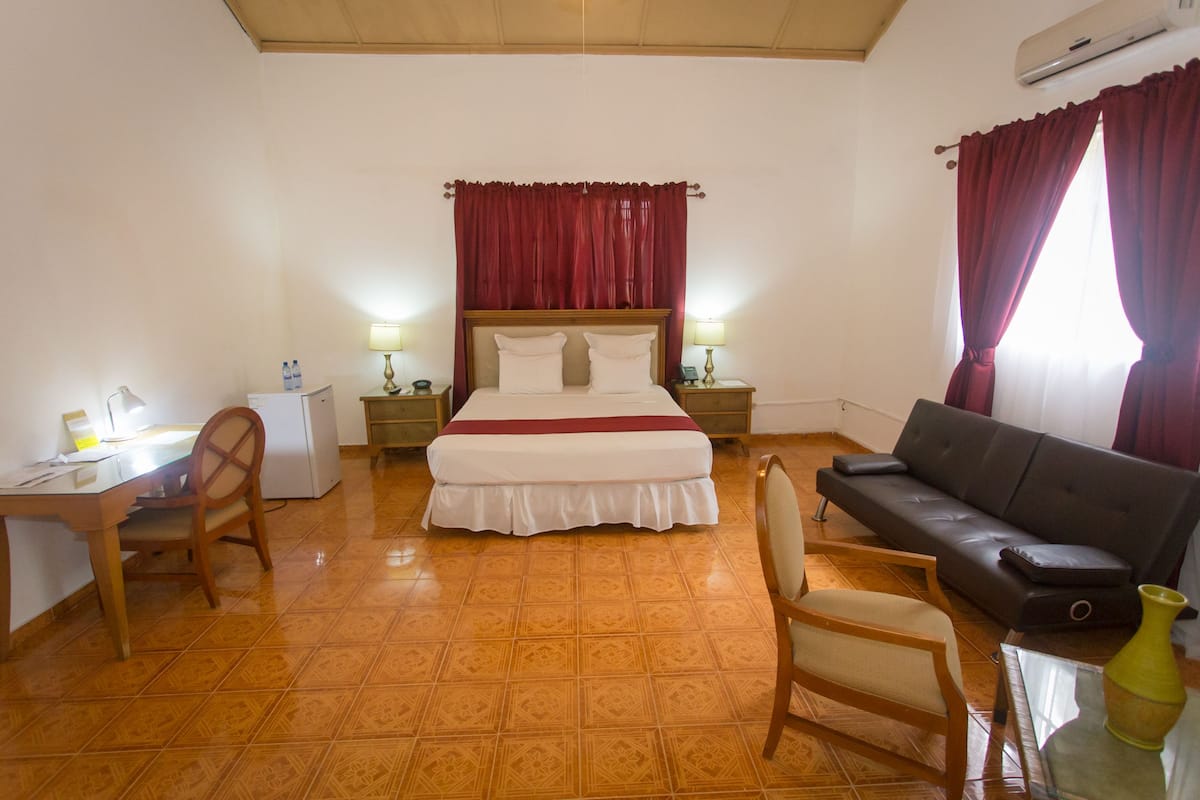Quarto luxo | Roupas de cama premium, escrivaninha, ferros/tábuas de passar roupa