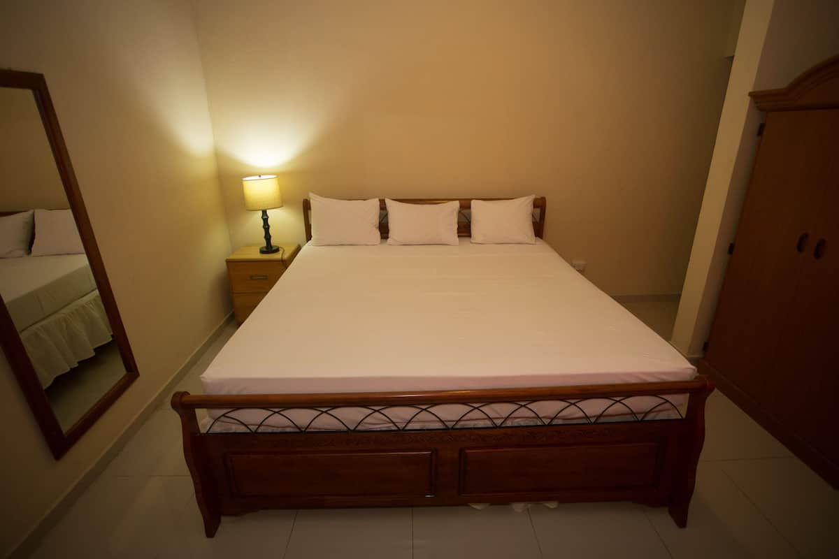 Apartamento | Roupas de cama premium, escrivaninha, ferros/tábuas de passar roupa