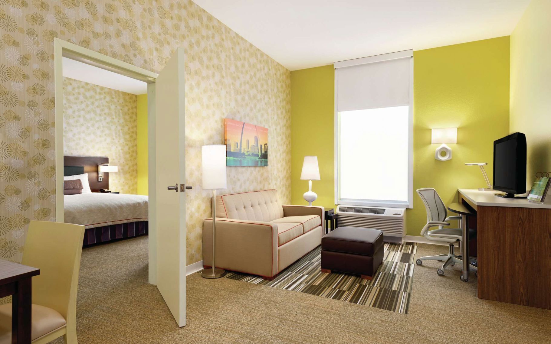 Premium bedding, desk, laptop workspace, free cots/infant beds