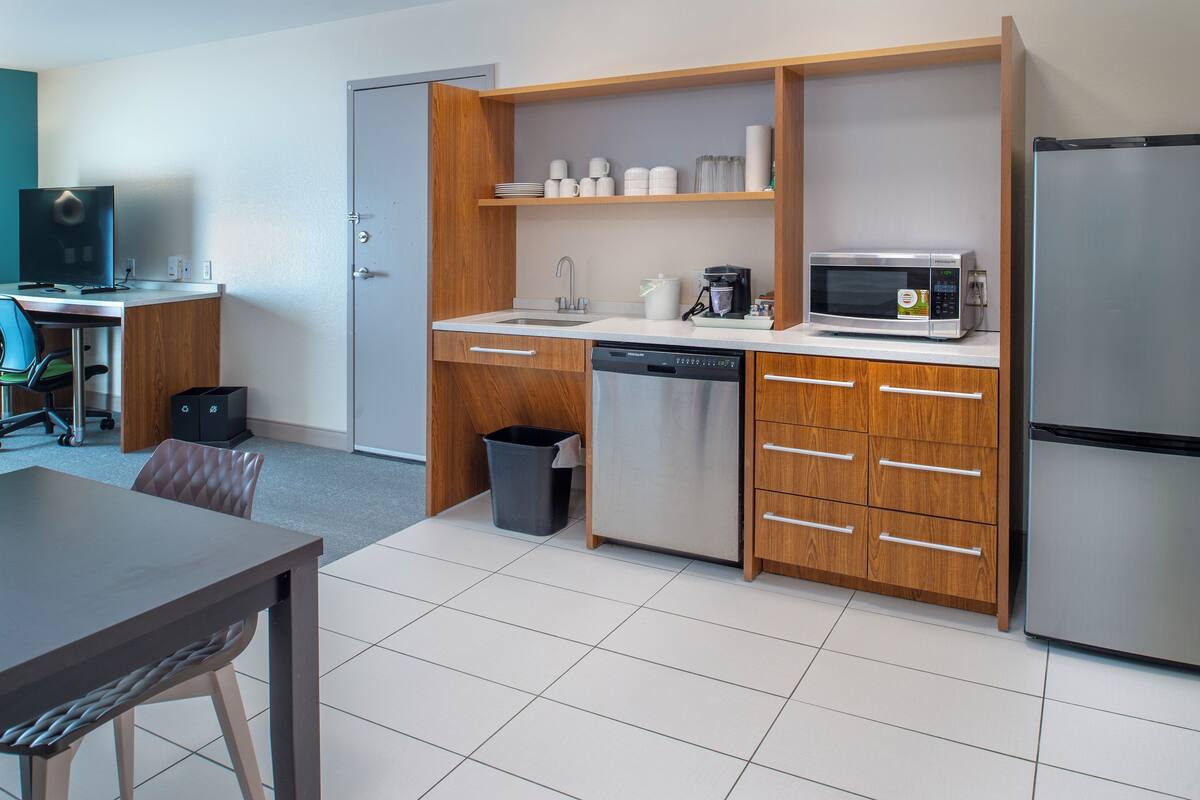 suite, 1 king bed, accessible, bathtub | premium bedding, desk, laptop workspace, free cots/infant beds