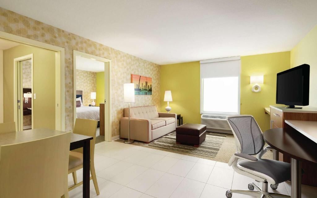 Premium bedding, desk, laptop workspace, free cots/infant beds
