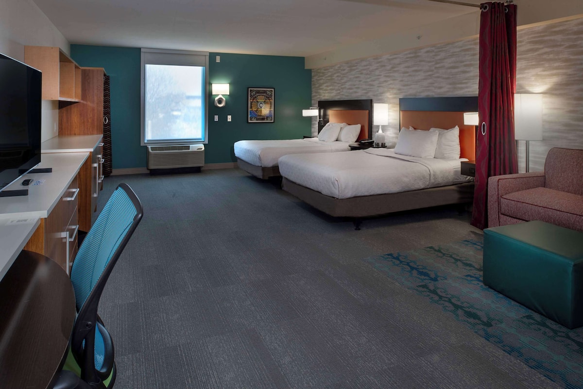 1 bedroom, premium bedding, desk, laptop workspace