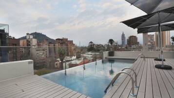 Alberca al aire libre y camastros