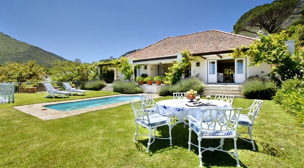 Villa, 5 Schlafzimmer | Pool | Außenpool, Liegestühle