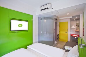 Zimmersafe, kostenloses WLAN, Bettwäsche