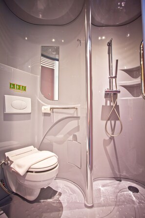 Shower, free toiletries, bidet, towels