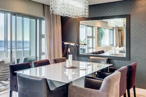 Apartment, 2 Bedrooms | Dining room