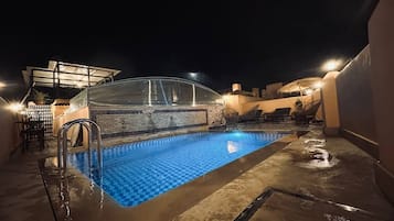 Piscina all'aperto, ombrelloni da piscina, lettini