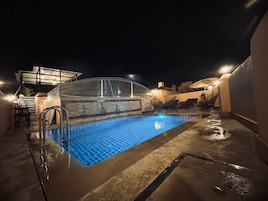 Piscina externa, guarda-sóis, espreguiçadeiras