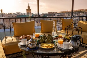 Café da manhã com buffet grátis todos os dias