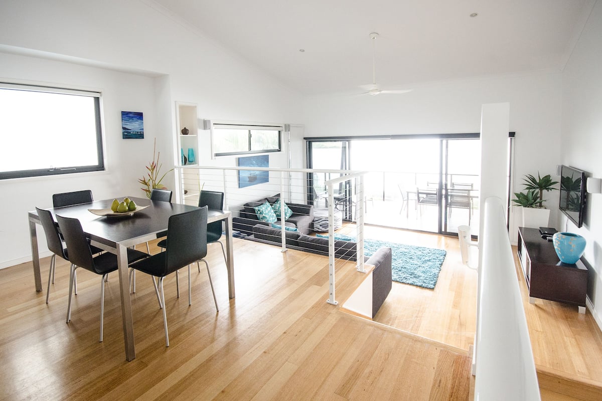 Superior appartement, 2 slaapkamers | Woonruimte | Een flatscreentelevisie