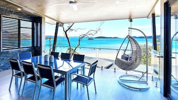 Apartamento de lujo, 3 habitaciones, vistas al mar, junto a la playa | Terraza o patio