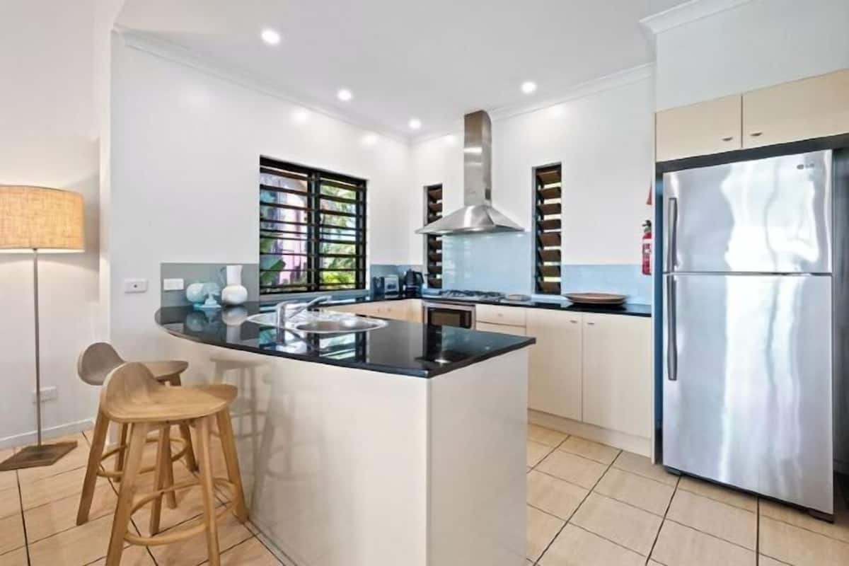 Private kitchen | Electric kettle, highchair