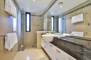 3 Bedroom Deluxe | Bathroom | Shower, hair dryer, towels