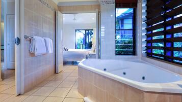 Superior Apartment, 1 Bedroom | Bathroom | Towels