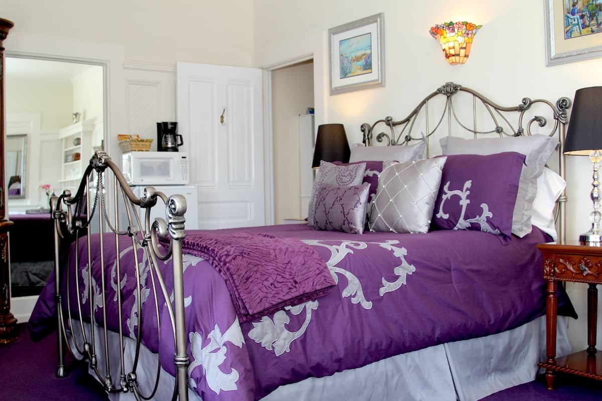 Kamer, patio, uitzicht op oceaan | Een strijkplank/strijkijzer, extra bedden, gratis wifi, beddengoed