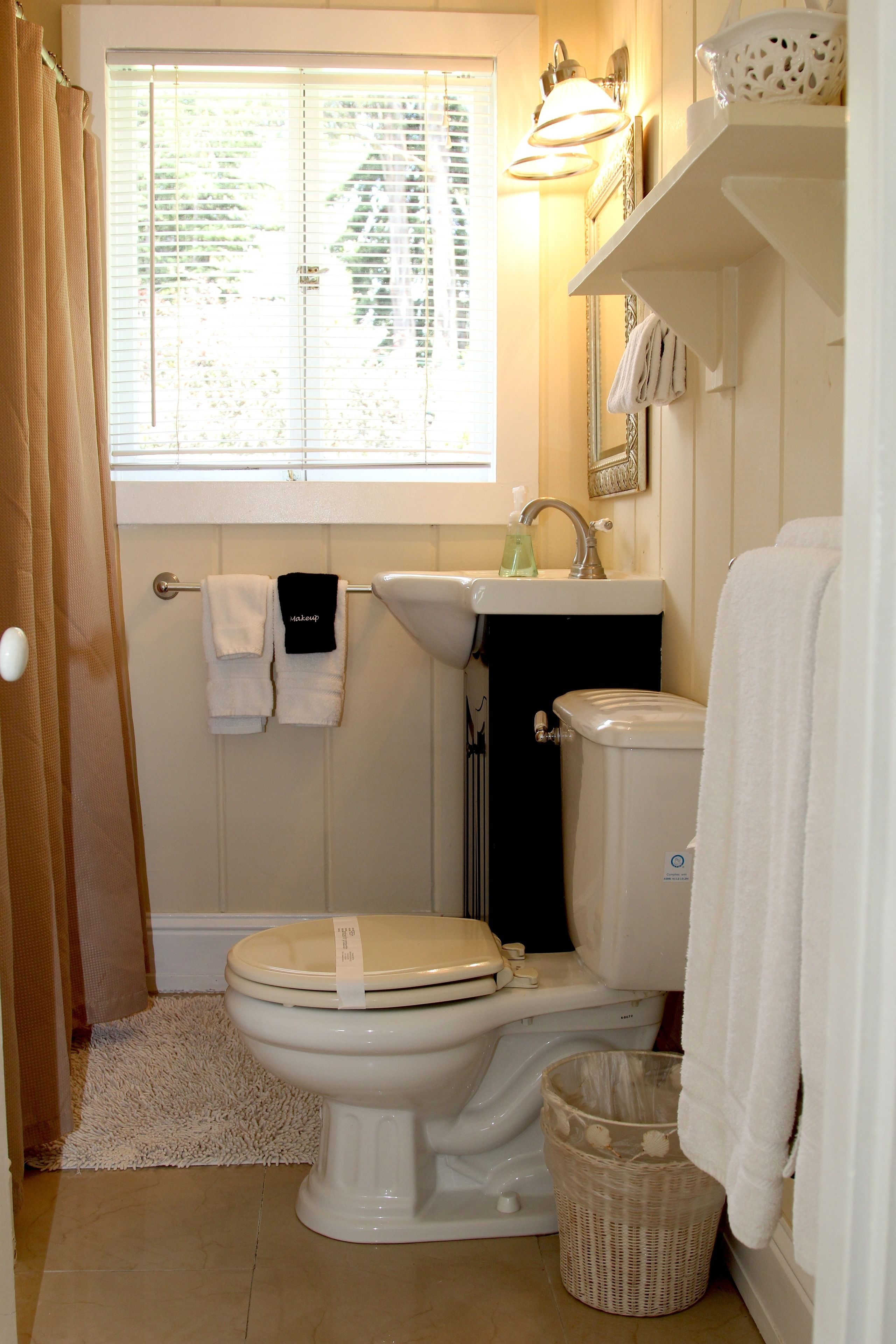 Ein Badezimmer mit Toilette, Waschbecken und Fenster.
